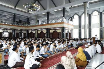 Ribuan Siswa di Jombang Doa Bersama Akhir Studi