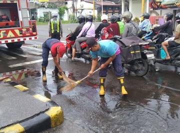 ​Damkar Bersihkan Tumpahan Solar di Perempatan Jongbiru
