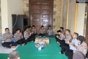 Petugas Doa Bersama Jelang Operasi Keselamatan Semeru 2026