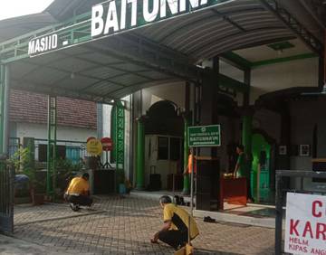​Sambut Ramadan, Polsek Pare Bersihkan Masjid Baitunna’im