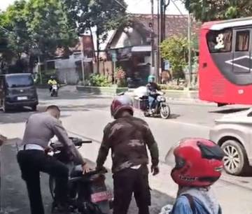 ​Aksi Humanis Petugas, Dorong Motor Mogok Pengendara