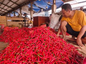 Pasar Sepi Aneka Cabai Turun Harga