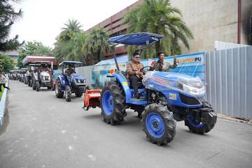 ​Bantu Petani, Bupati Kediri Salurkan Puluhan Traktor
