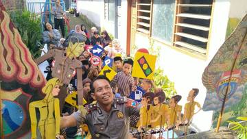 Petugas Edukasi Keselamatan Berlalu-lintas dengan Pertunjukan Wayang