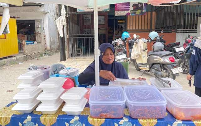Menjual Nasi Kuning untuk Biaya Sekolah Anak-Anak