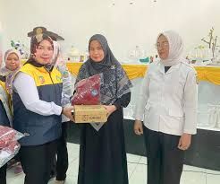 Bunda PAUD Konsel Salurkan Seragam di Enam Kecamatan