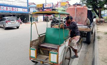 Pak Salim, 20 Tahun Mengayuh Becak