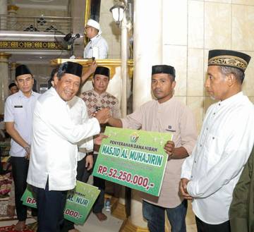 Wagub Sultra Serahkan Bantuan di Baubau dan Ajak Masyarakat Perbanyak Ibadah 