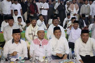 Ustadz Das’ad Latif Mengisi Tabligh Akbar dan Doa Bersama HUT Sultra ke-61