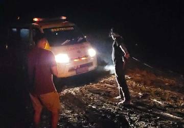 Jenazah Terjebak di Jalan Tambang Mandiodo, Warga Evakuasi Manual