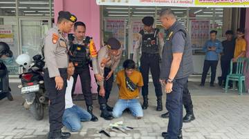 Dua Tukang Parkir Liar Bersenjata Tajam Diamankan Polisi