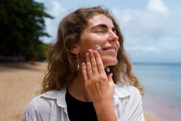 Pakai Sunscreen dalam Ruangan, Haruskah?