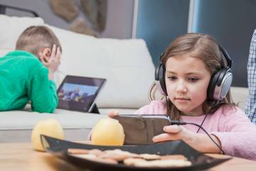 Waspadai Dampaknya Ketika Gadget Menguasai Dunia Anak