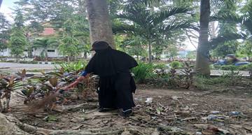 Aspiah, Petugas Kebersihan di Universitas Halu Oleo Kendari