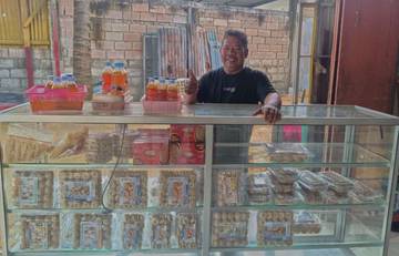 Usaha Kue Baruasa Khas Bugis Masih Bertahan 