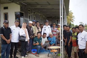 Pemda Kolaka Serahan Bantuan Pupuk dan Kartu Beramal Petani
