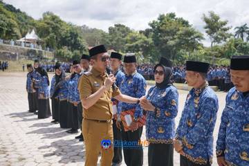 Bupati Kolaka Serahkan SK Pengangkatan PPPK Paruh Waktu 