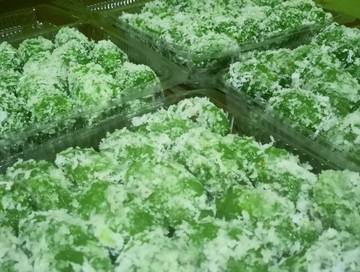 Merawat Kue Tradisional Khas Bugis Ibu Inayah