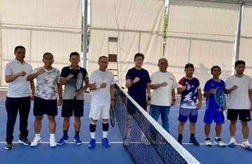 Gubernur ASR dan Ketum KONI Sultra Bermain Tenis