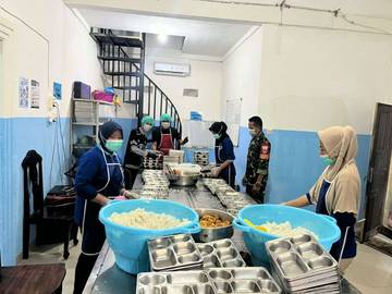 Babinsa Soropia Pantau Penyaluran Makan Bergizi Gratis Siswa