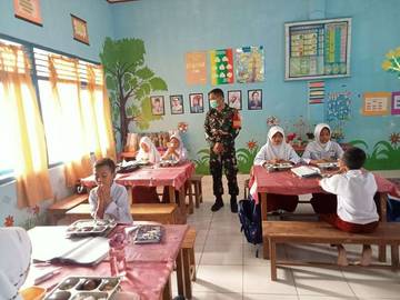 Babinsa Soropia Pantau Distribusi Makan Bergizi Gratis Siswa