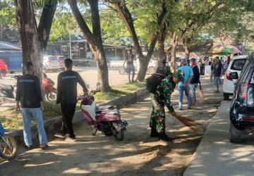 TNI Bersama Warga Tobuuha Bersihkan Sampah Jalan