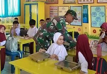 Babinsa Unaaha Kawal Program Makan Bergizi di Anggaberi