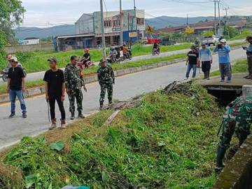 Cegah Banjir Personel TNI Bersihkan Drainase di Anggoeya