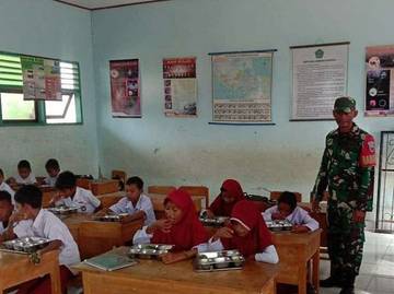 Babinsa Soropia Kawal Program Peningkatan Gizi Anak Konawe