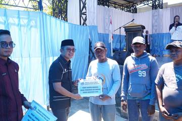 Bupati Kolaka Serahkan Bantuan untuk Petani Tambak