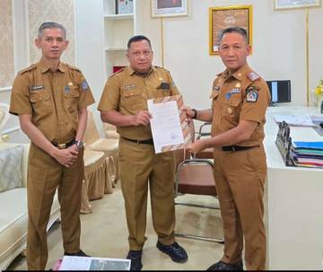 Sekda Kota Kendari Serahkan SK Plt Kadis Perpusip