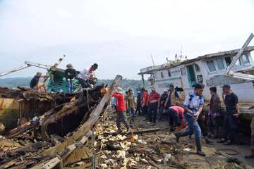 Puluhan Bangkai Kapal di Teluk Kendari Mulai Dibongkar