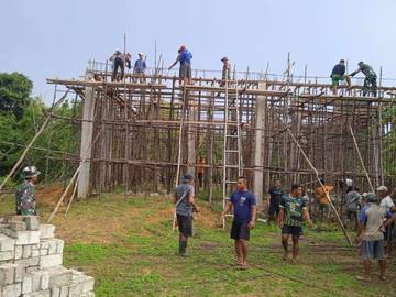 Babinsa dan Warga Konkep Gotong Royong Bangun Masjid
