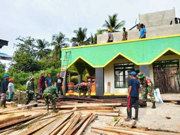 Babinsa dan Warga Konawe Perbaiki Masjid Desa Poanaha