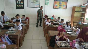 Babinsa Lainea Kawal Distribusi MBG di Konawe Selatan