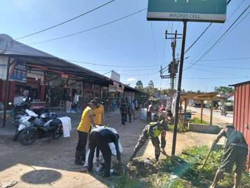 TNI dan Warga Tinanggea Gotong Royong Bersihkan Pasar