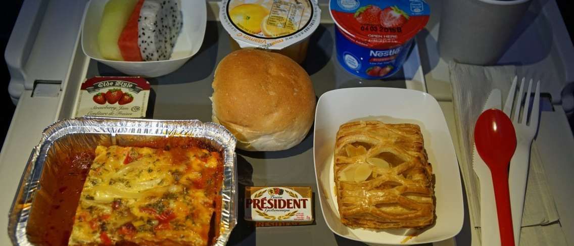 Makanan yang Sebaiknya Ditinggalkan Sebelum Anda Naik Pesawat