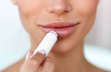 Cara Mudah Mencerahkan Bibir Hitam