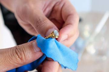 Cara Praktis Membersihkan Cincin Emas dengan Bahan Alami