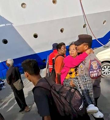  Aksi Humanis Polisi Gendong Nenek Lansia Naik Kapal