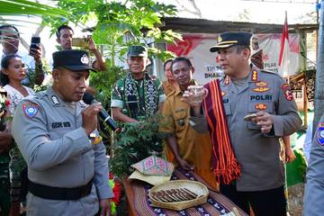 Bhabinkamtibmas Desa Benu Ubah Sopi Jadi Gula Aren
