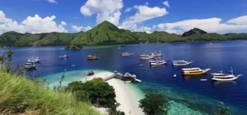 Pantai Waecicu: Suguhkan Kedamaian Alam yang Tenang
