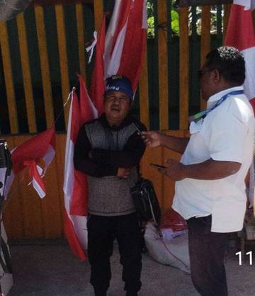 Sule Jual Bendera Demi Semarak Kemerdekaan