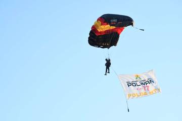 Sky Diving Peringati HUT ke-77 Polwan di NTT