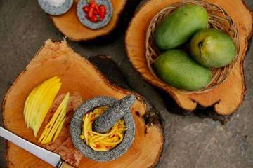 Membuat Sambal dari Mangga Muda