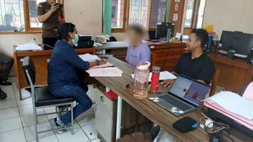 Polsek Kota Raja Serahkan Tersangka Penganiyaan ke Kejaksaan