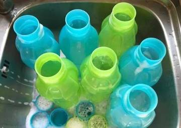 Cuci Botol Minum Tanpa Sikat Lebih Efektif