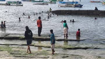 Warga Padati Pemandian Pantai Waikelo Sore Hari