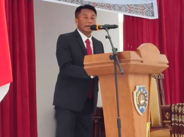 Bupati Paulus Pastikan Proyek Jalan Dilanjutkan