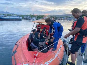 Ditpolairud Polda NTT Evakuasi Kapal Rusak di Sikka